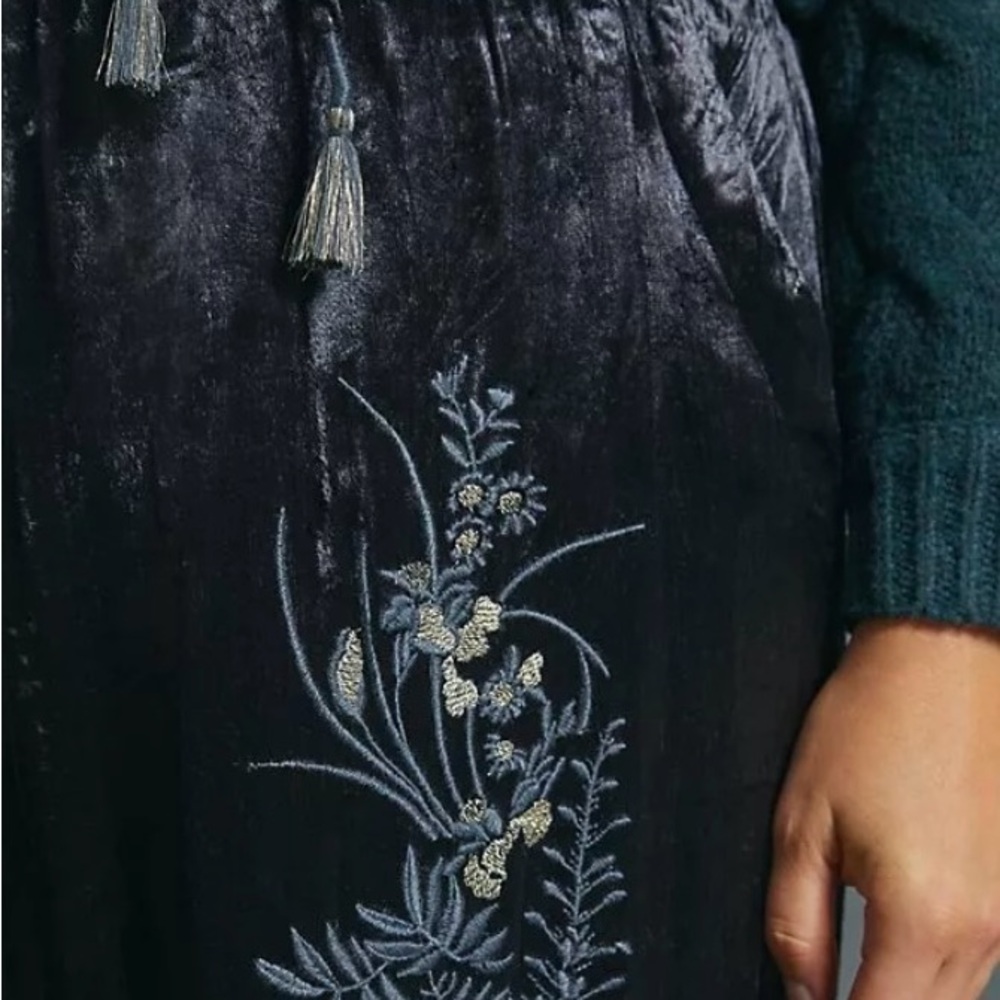 Anthropologie Velvet Jogger with embroidery Size Large - Picture 4 of 9